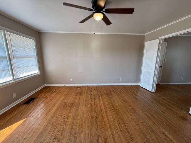 Building Photo - 3 Bed, 1.5 Bath Fenced Pets Allowed