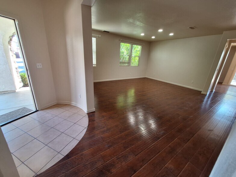 Building Photo - 5066 Trouville Ln
