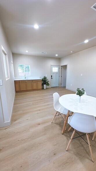 Building Photo - 11156 S Dallas Dr