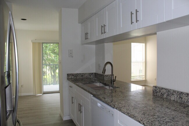 Building Photo - 899 Riverside Dr