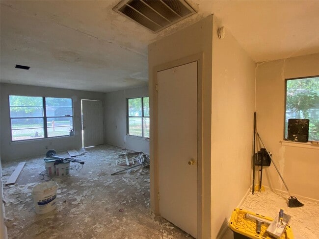 Building Photo - 1412 Oakwood Dr