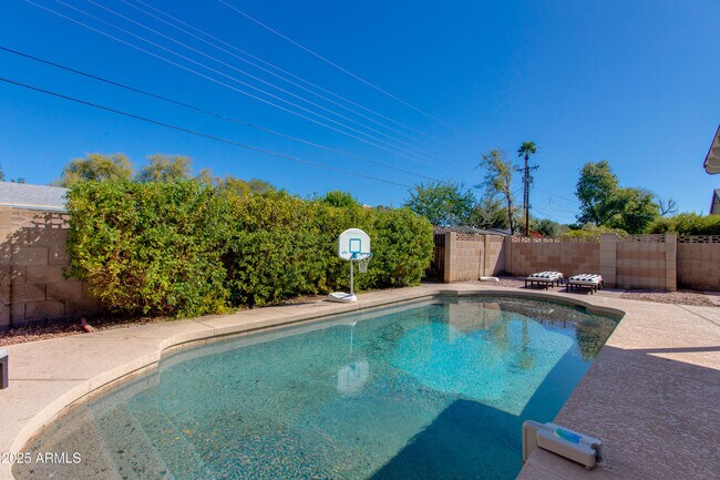 Building Photo - 5110 E Verde Ln