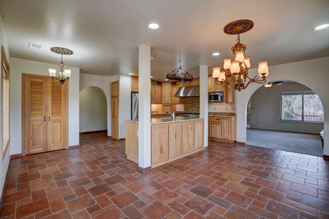 Building Photo - 5 Bedroom + a Den, 3 Bathroom, 2 Car Garage For Rent in Prescott!