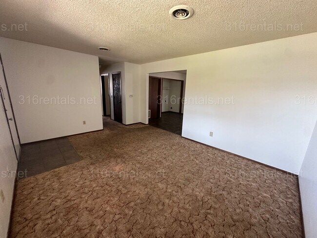 Building Photo - $850 - 2 bed 1 bath - Duplex