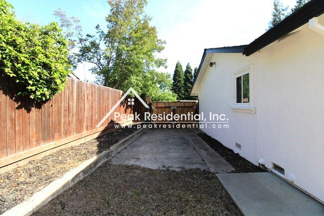 Building Photo - Wonderful  Fair Oaks 3bd/2.5ba Home with R...