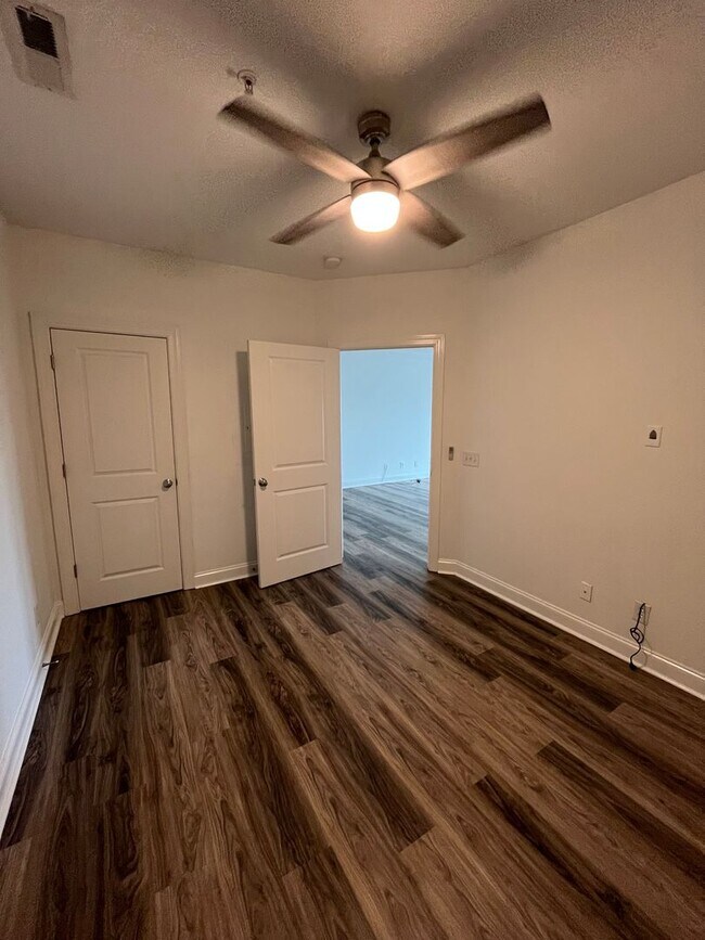 Building Photo - Modern condo  in the center of shopping , restaurants and entertainment venues.