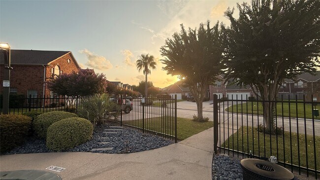Building Photo - 1408 S Friendswood Dr