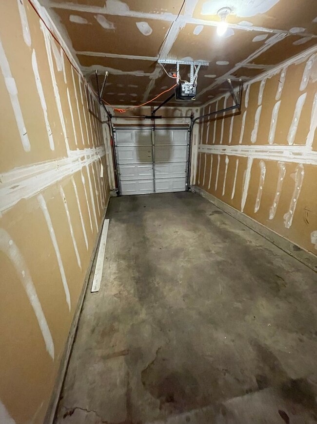 Building Photo - 2 Bedroom 1 Bath Condo Available April