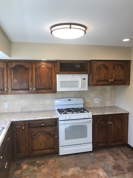 Kitchen - LOTS of Lighting. Great under cabinet lighting too. - 512 Carlyle Ln
