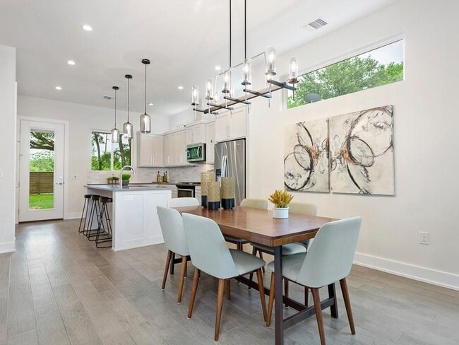 Building Photo - 1111 Brookswood Ave