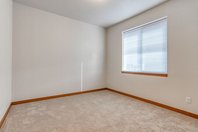 Building Photo - Beautiful 2 Bedroom 2.5 Bathroom Duplex in Great Washougal Location! Beautiful Finishes!