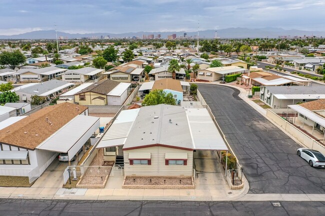 Building Photo - 55+ community 2 bed 2 bath