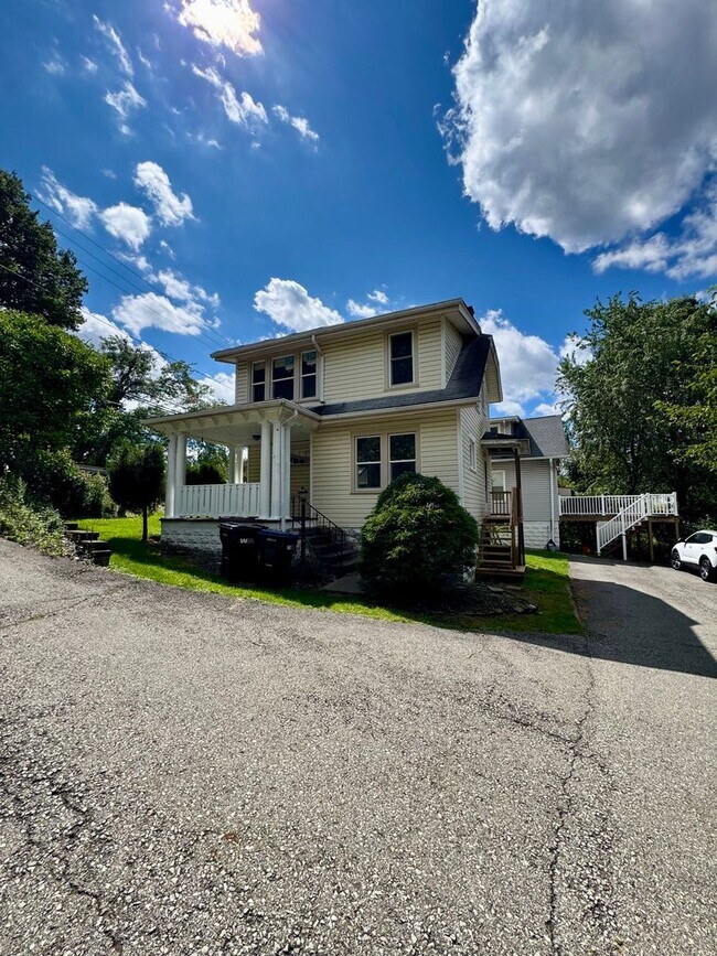 Building Photo - 309 Bellevue Rd
