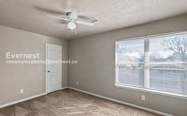 Building Photo - 3 Bed, 2.5 Bath Home with Fenced Yard & Garage / Pet-Friendly / Available Now!