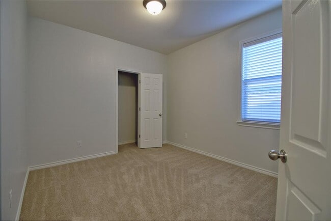 Building Photo - 125 Justin Leonard Dr