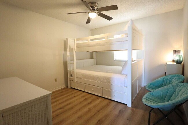 Building Photo - "Coastal Comfort Awaits: Furnished 2-Bed Condo with Pool in Destin!"
