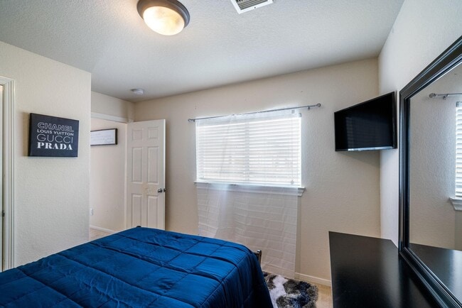 Building Photo - 3210 Clearview Cir