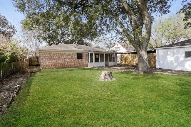 Building Photo - 12115 Hillcroft St