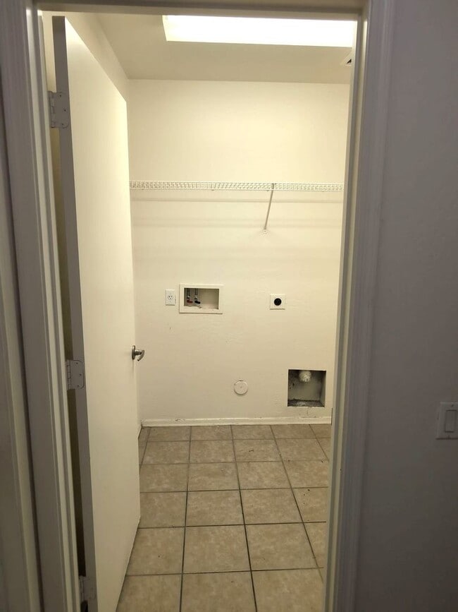 Building Photo - AVAILABLE NOW!!! - Roomy single story 4 bedroom home for rent in Pecan Creek!