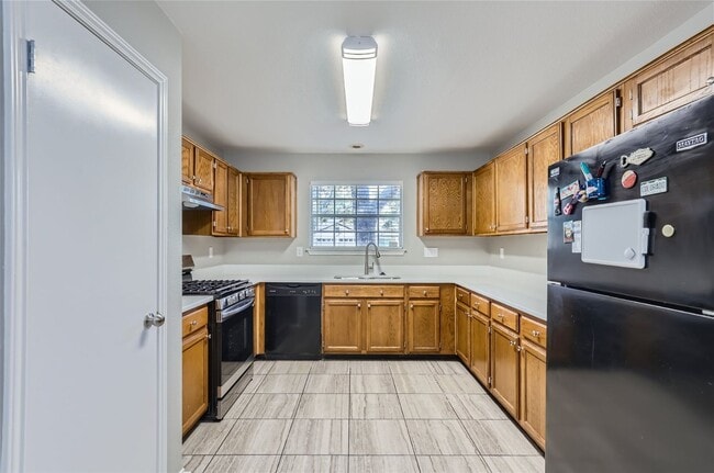 Building Photo - Charming 3/2/2 with Private Fenced Backyard!