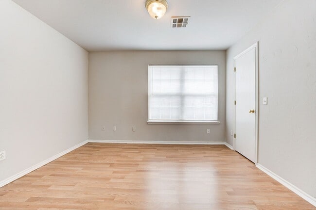 Building Photo - Cute 3BD/2BTH Duplex in Central East Norman!