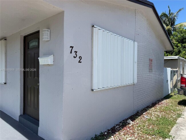 Building Photo - 732 SW 6th St