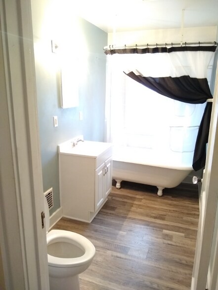 Building Photo - 2658 Deming Ave