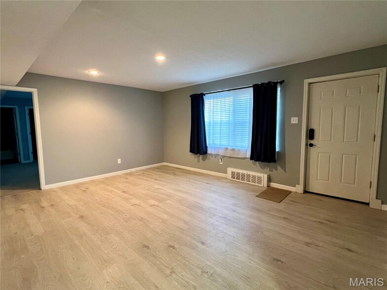 Building Photo - 6990 Colonial Woods Dr