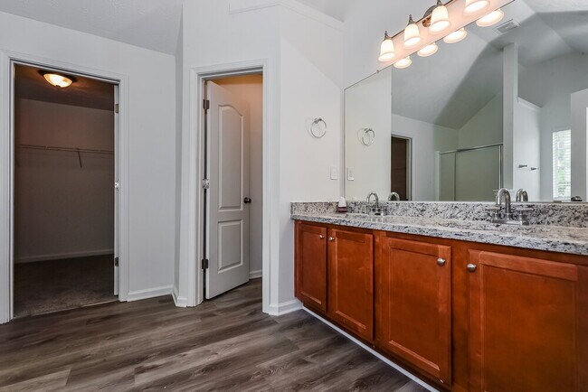 Building Photo - 657 Howell Dr