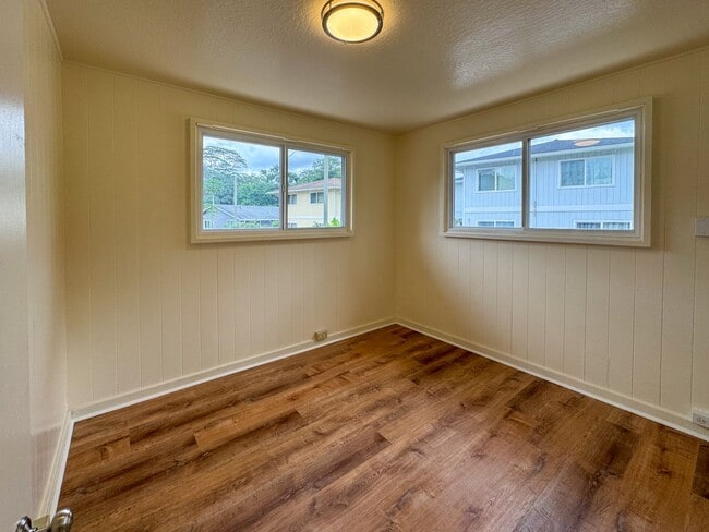 Building Photo - AVAILABLE NOW. 2BD/1BA/2PKG. Upstairs unit...