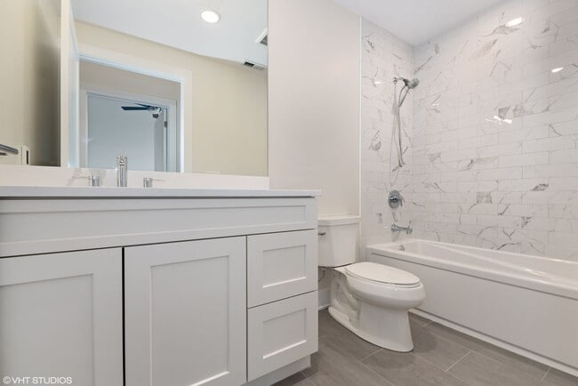 Building Photo - Beautiful 3 Bed 2 Bath Duplex unit in Heart of Lincoln Square
