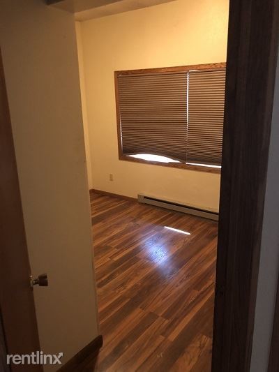 Building Photo - 3 br, 1 bath  - 1033 College St N  upper unit