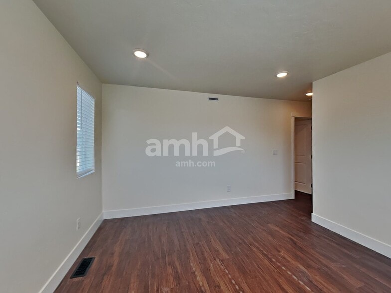 Building Photo - 11400 W Mesquite St