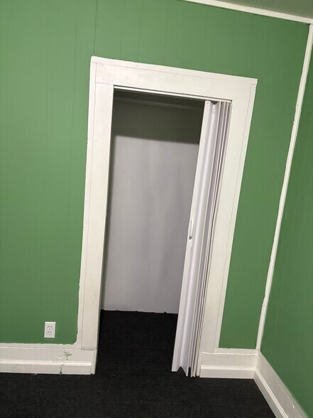 Building Photo - 233 Lakeview Ave