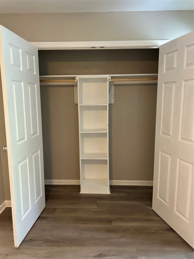 Building Photo - 3901 Woodchase Dr