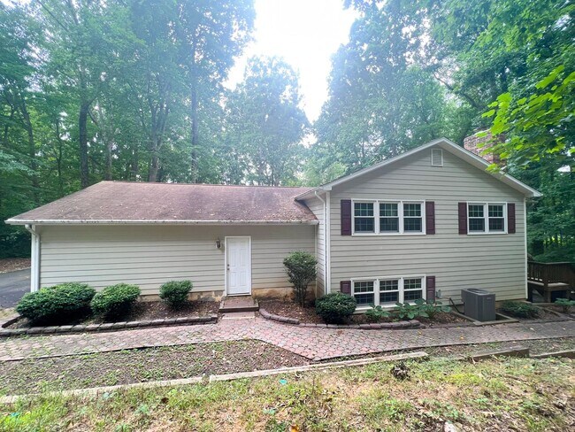 Building Photo - Remarkable Home With Spacious Deck And Detached Parking In A Quiet Cul De Sac In Woodbine Woods