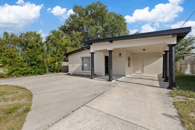Building Photo - 2706 W Tampa Bay Blvd