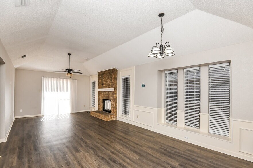 Building Photo - 1505 Gainsborough Way