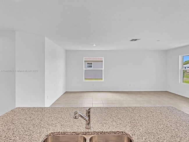 Building Photo - 2033 SW Castinet Ln