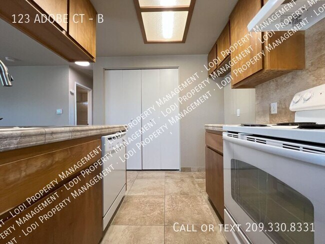 Building Photo - 123 Adobe Ct