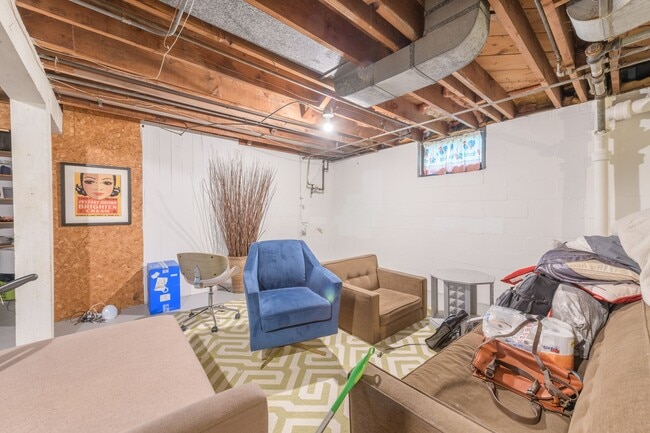 Building Photo - Lovely 3 Bedroom Home in Minneapolis