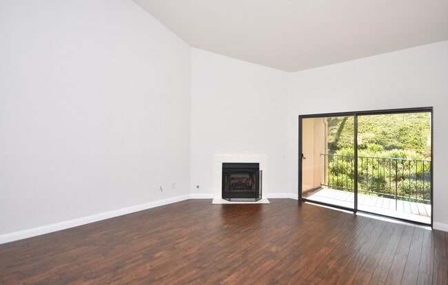 Building Photo - Cozy Upstairs Unit with Greenbelt View!
