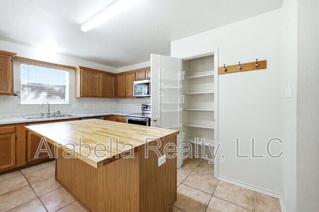 Building Photo - 832 Dimrock