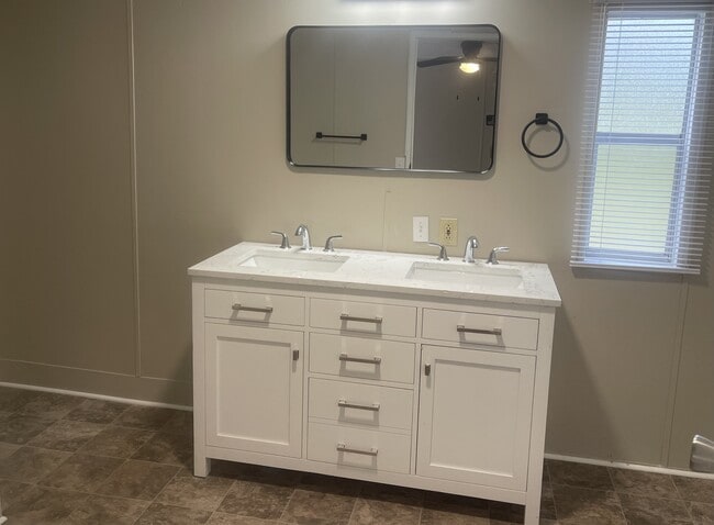 Building Photo - 522 Shirley Dr