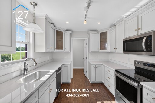 Building Photo - Beautiful 3 bedroom 2.5 bath!