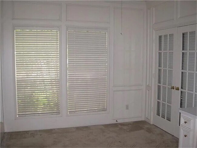 Building Photo - Spacious Comfort & Prime Location on the G...