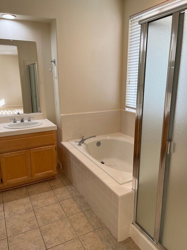 Building Photo - Beautiful Large Home in Wildhorse