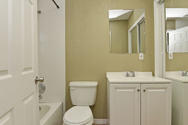 Building Photo - 1023 E Amelia St