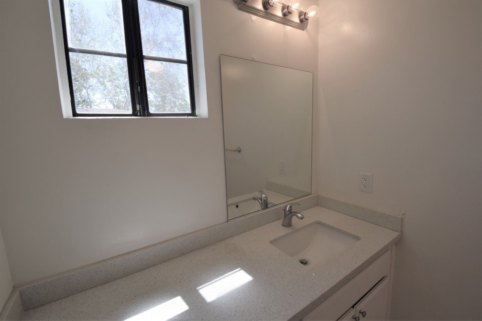 Building Photo - 24822 Walnut St