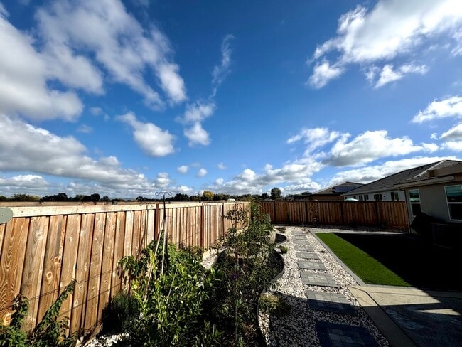 Building Photo - Beautiful Single Story in Lincoln! 4 Bedro...